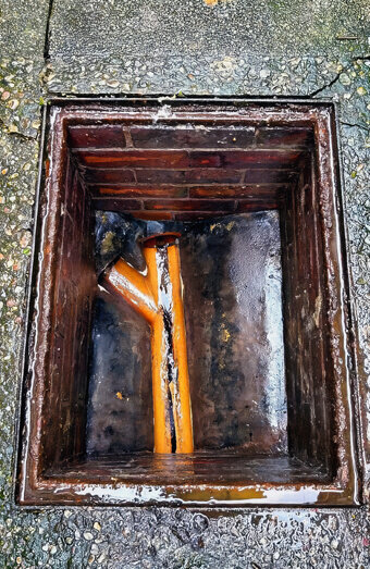 https://blockeddrainsapplecross.com.au/uploads/2025/07/hero-blocked-sewers-39472.jpg