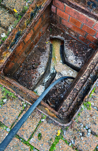 https://blockeddrainsapplecross.com.au/uploads/2025/07/hero-blocked-sewers-67191.jpg